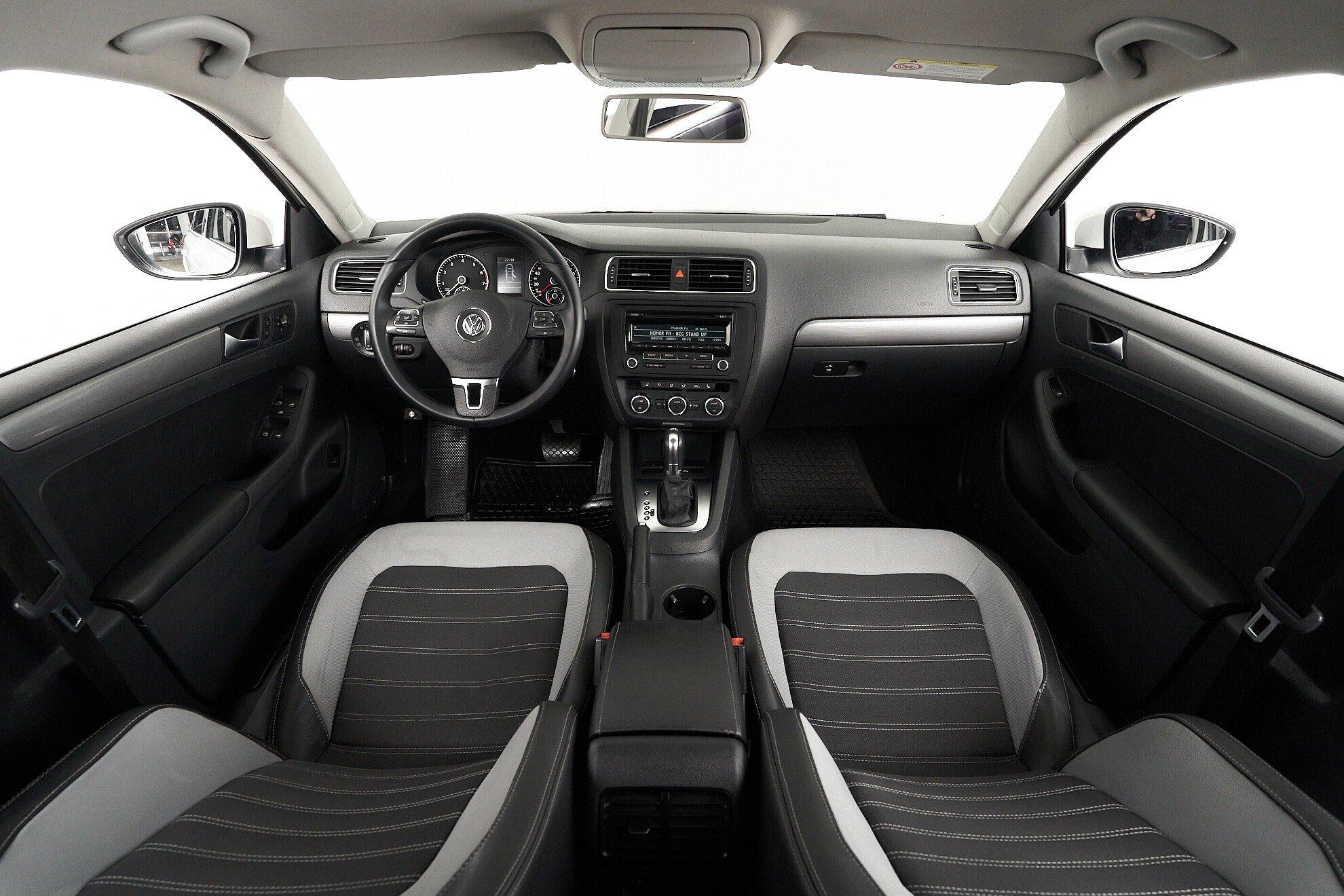 Volkswagen Jetta 2014, белый
