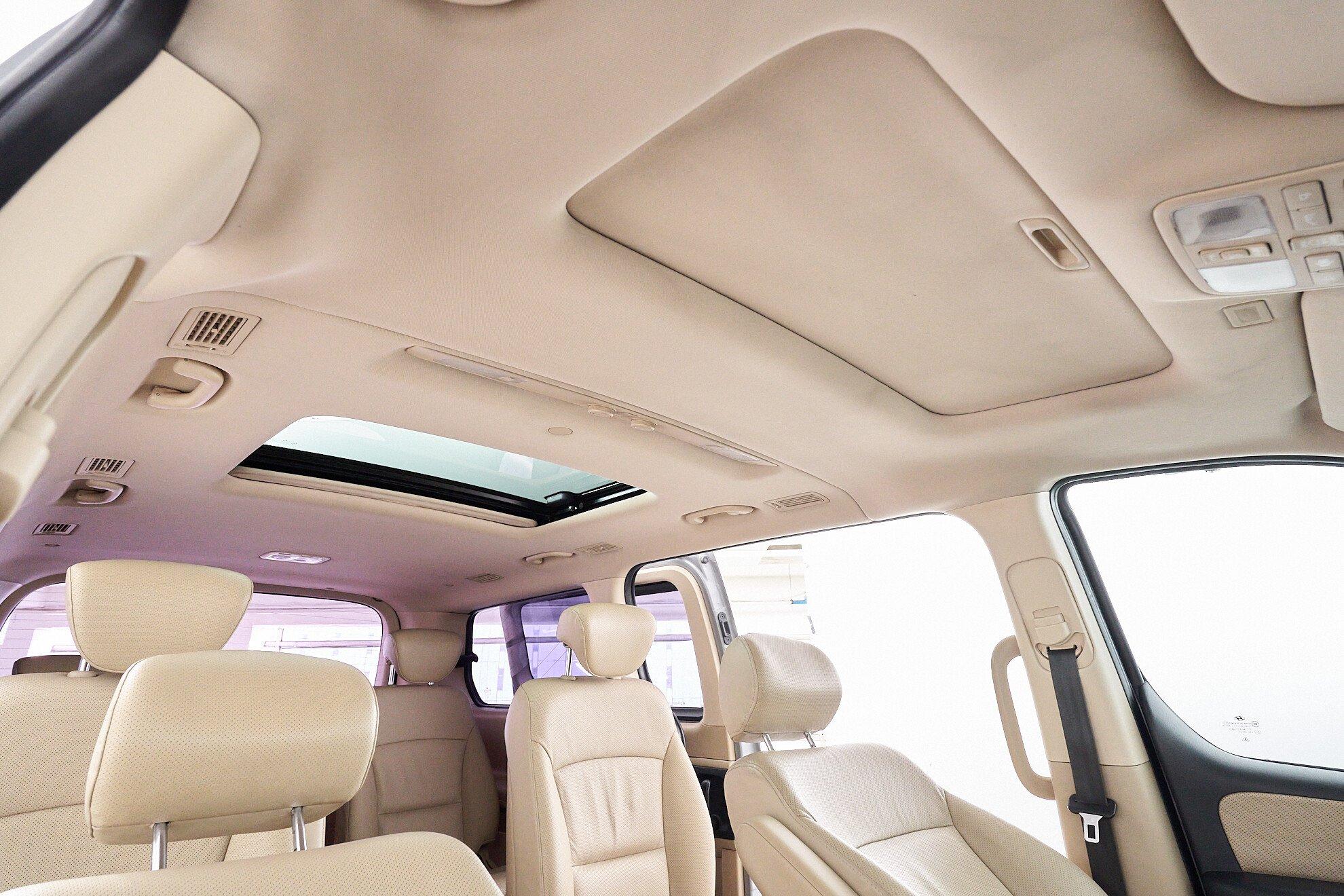 Hyundai Grand Starex 2013, серебряный