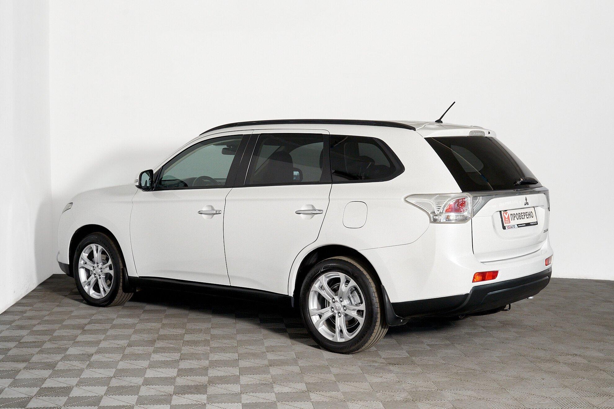Mitsubishi Outlander 2013, белый