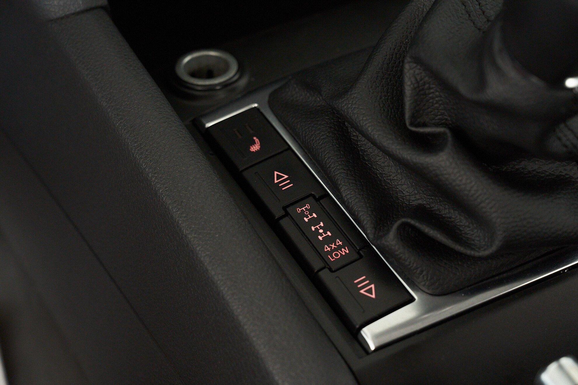Volkswagen Amarok 2013, черный