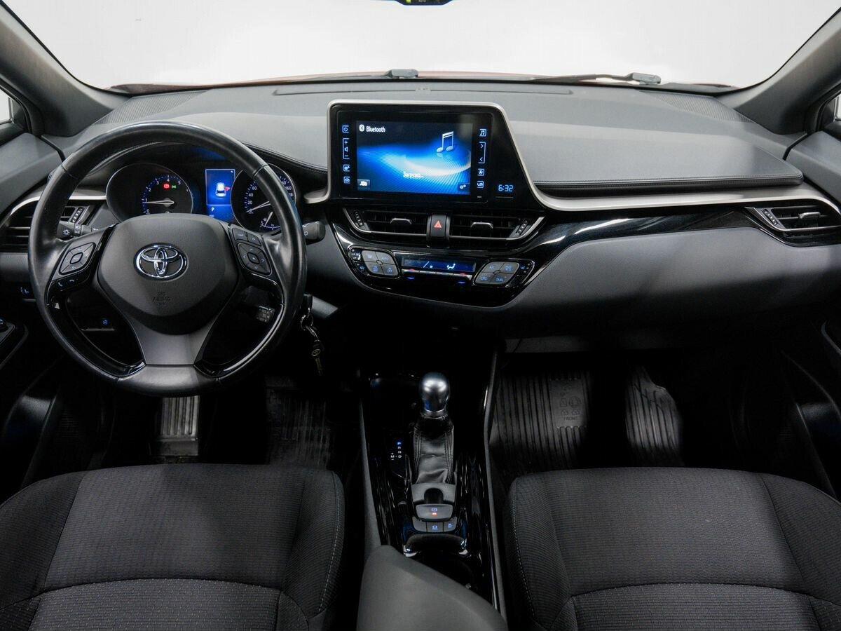 Toyota C-HR 2018, красный