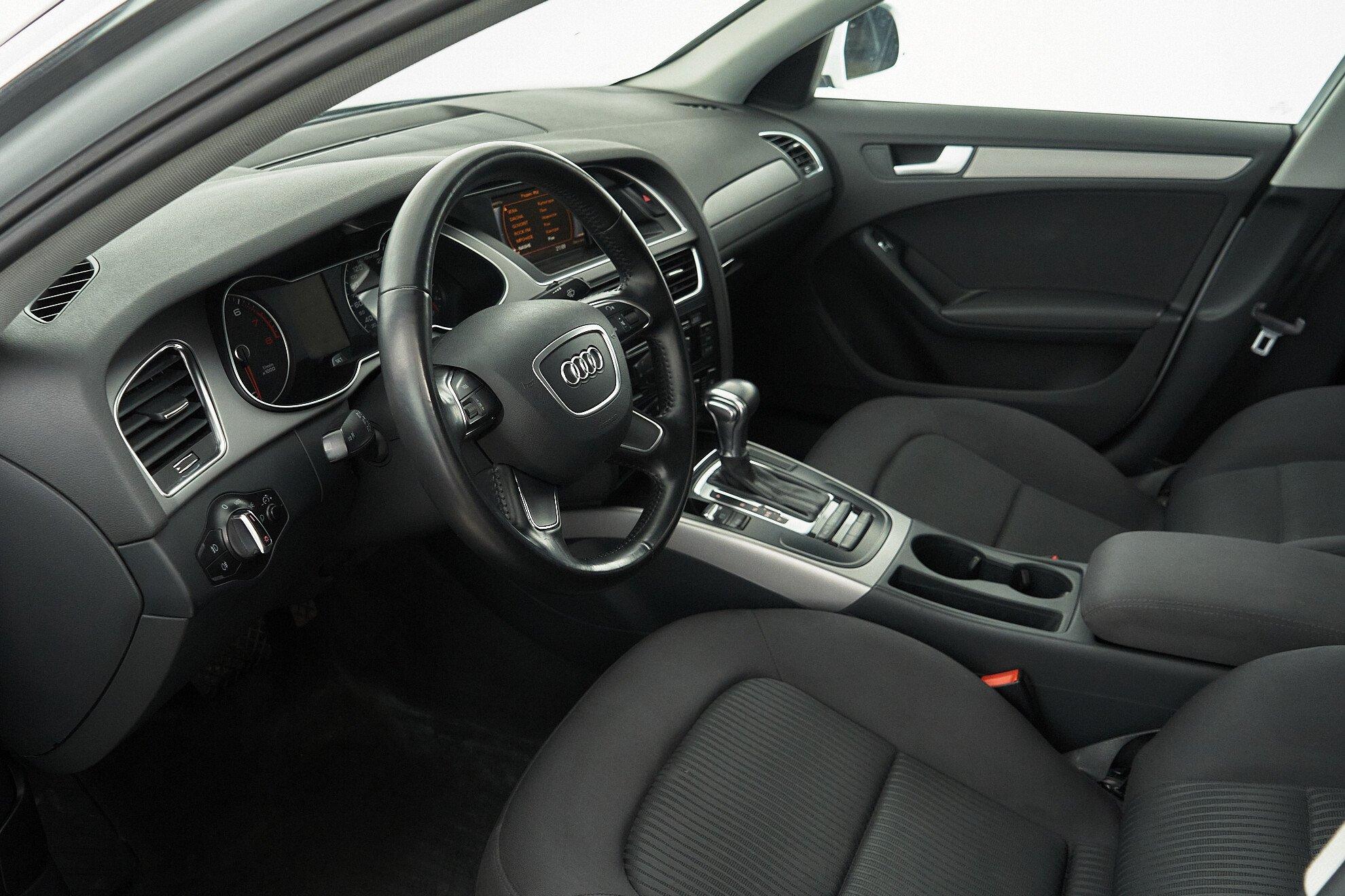 Audi A4 2013, белый