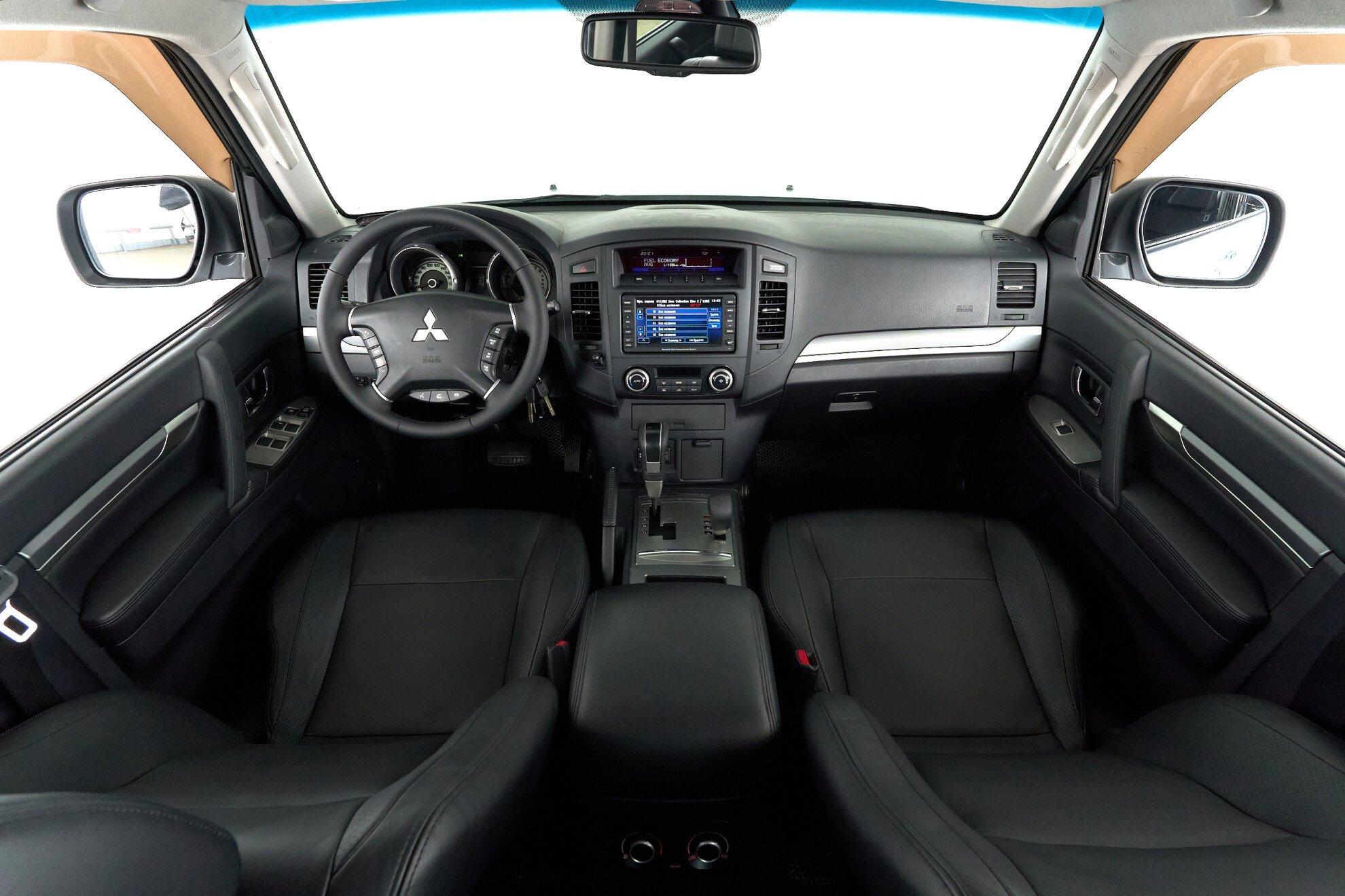 Mitsubishi Pajero 2010, серебряный