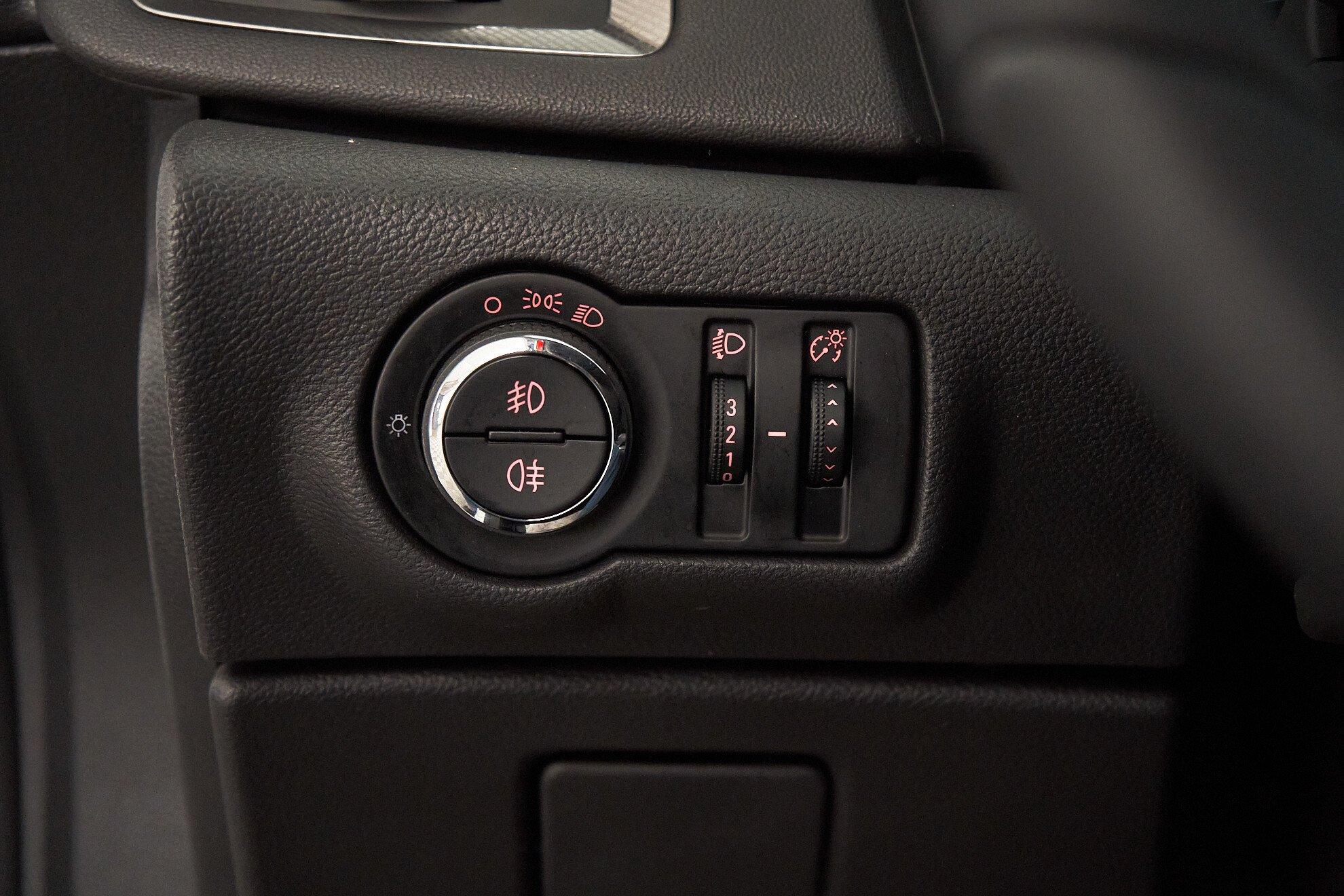 Opel Astra 2012, белый