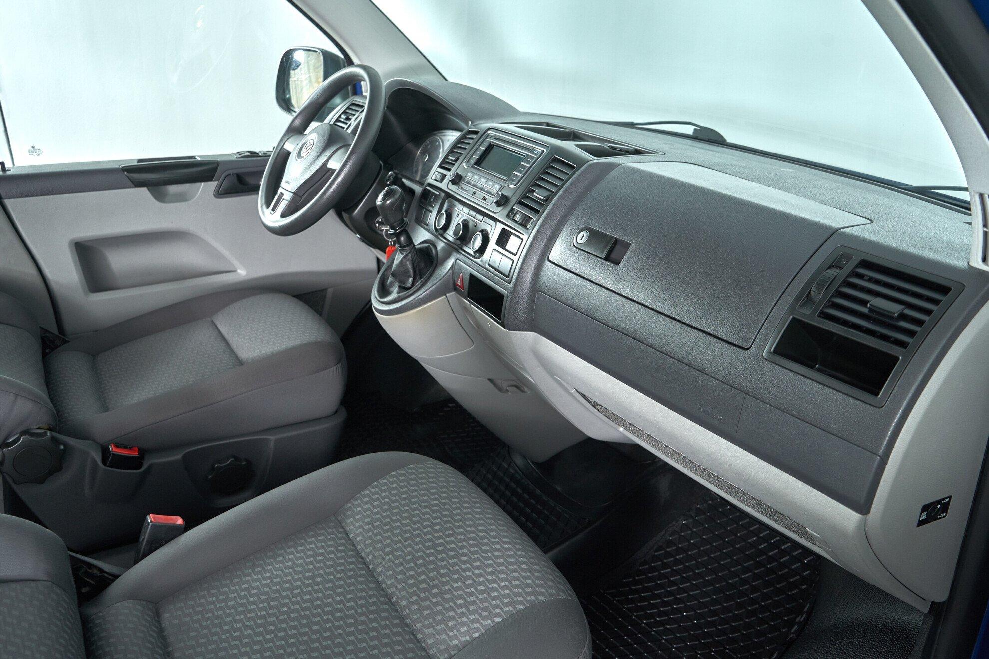 Volkswagen Caravelle 2012, синий