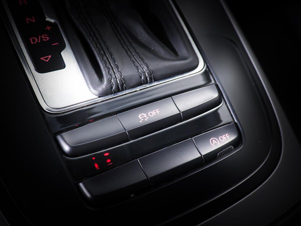 Audi A4 2015, белый