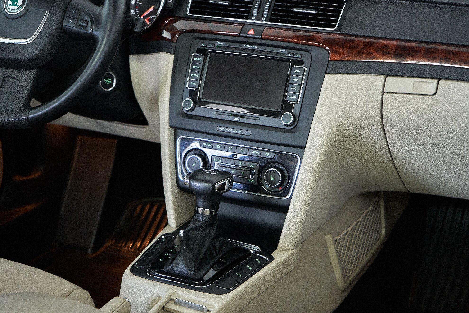Skoda Superb 2011, голубой