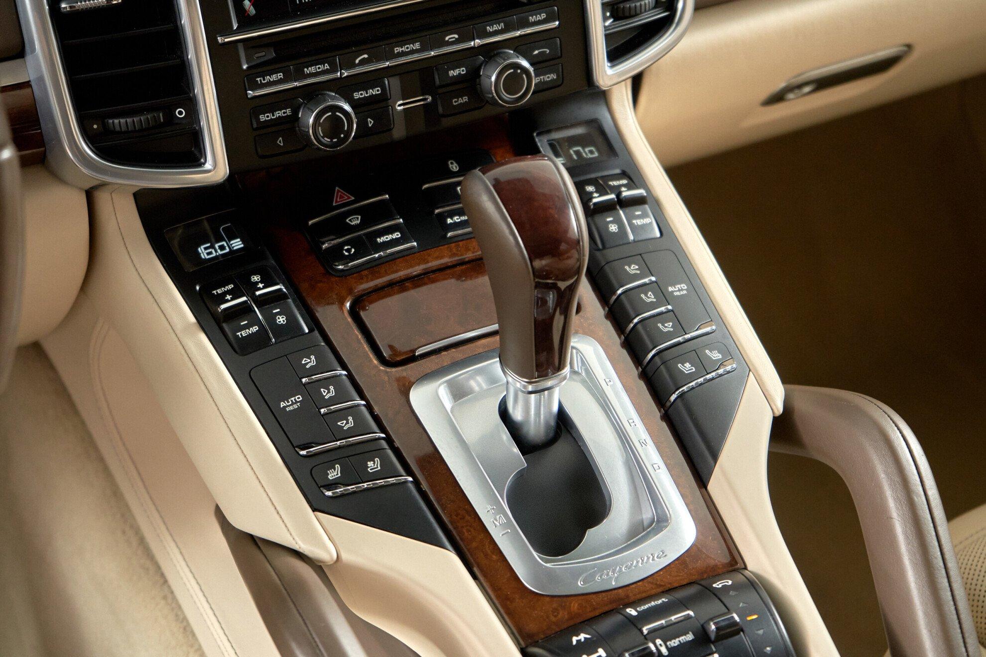 Porsche Cayenne 2012, черный