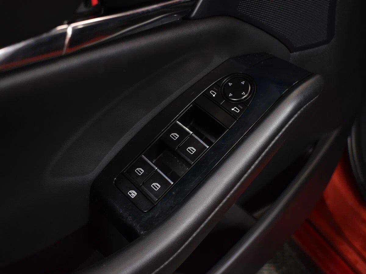 Mazda 3 2019, красный