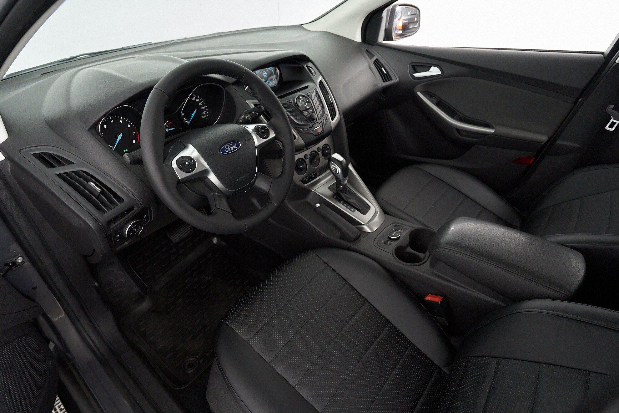 Ford Focus 2015, серый