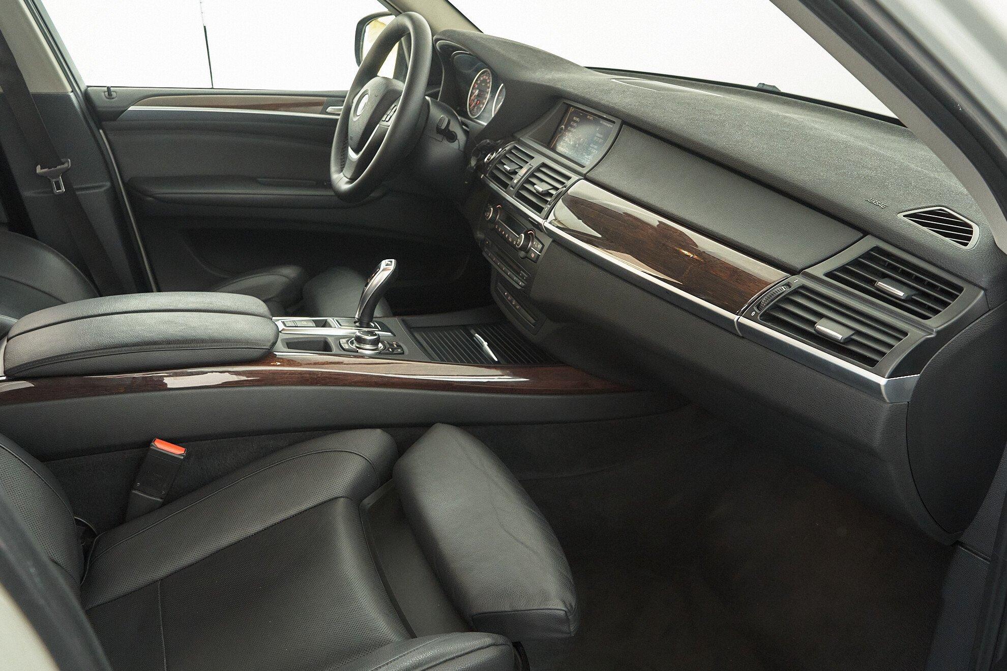 BMW X5 2011, белый