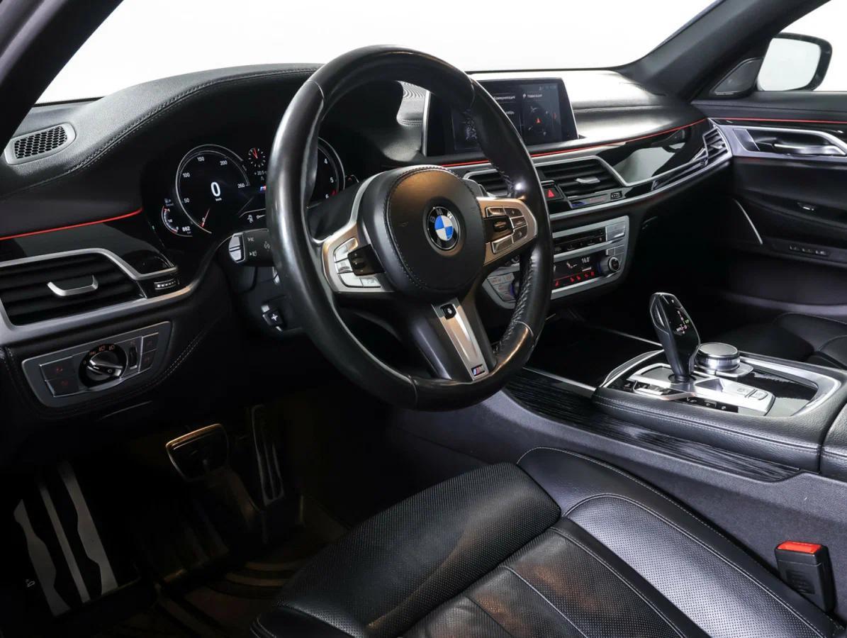 BMW 7 серии 2018, серый