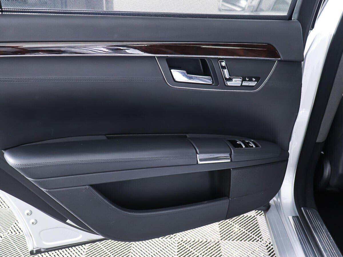 Mercedes-Benz S-Класс 2011, серебряный