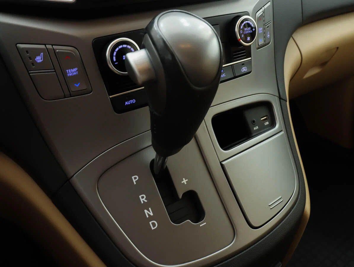 Hyundai H-1 2015, серебряный