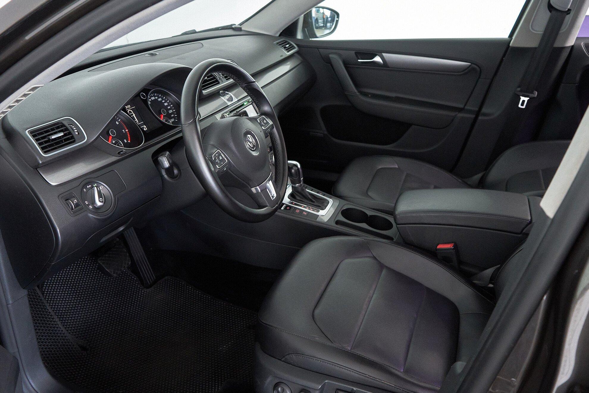 Volkswagen Passat 2013, коричневый