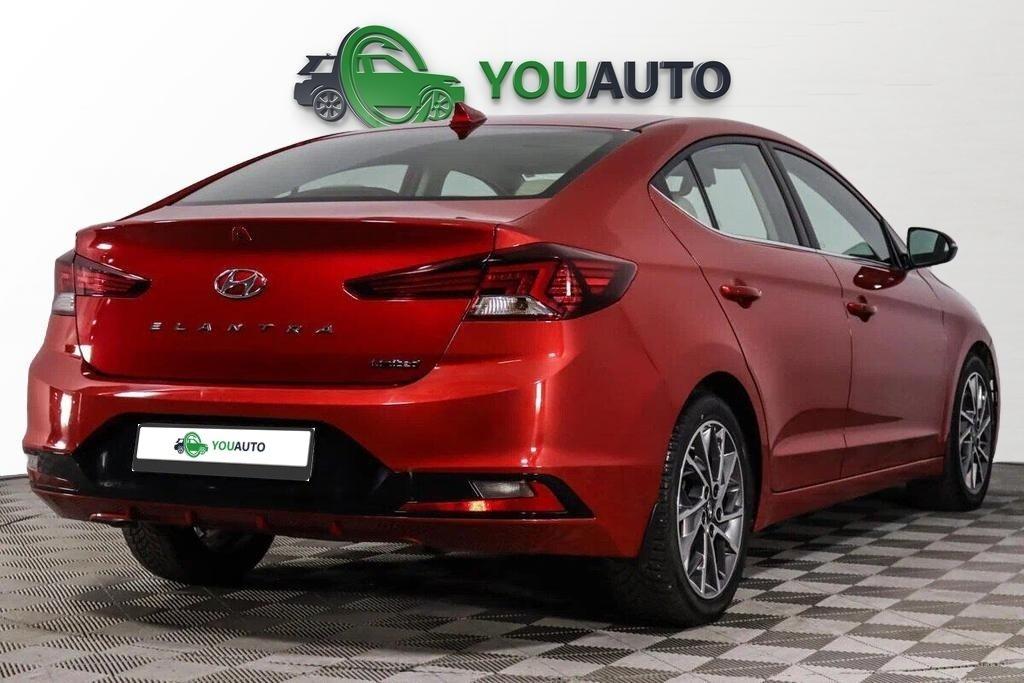 Hyundai Elantra 2019, красный