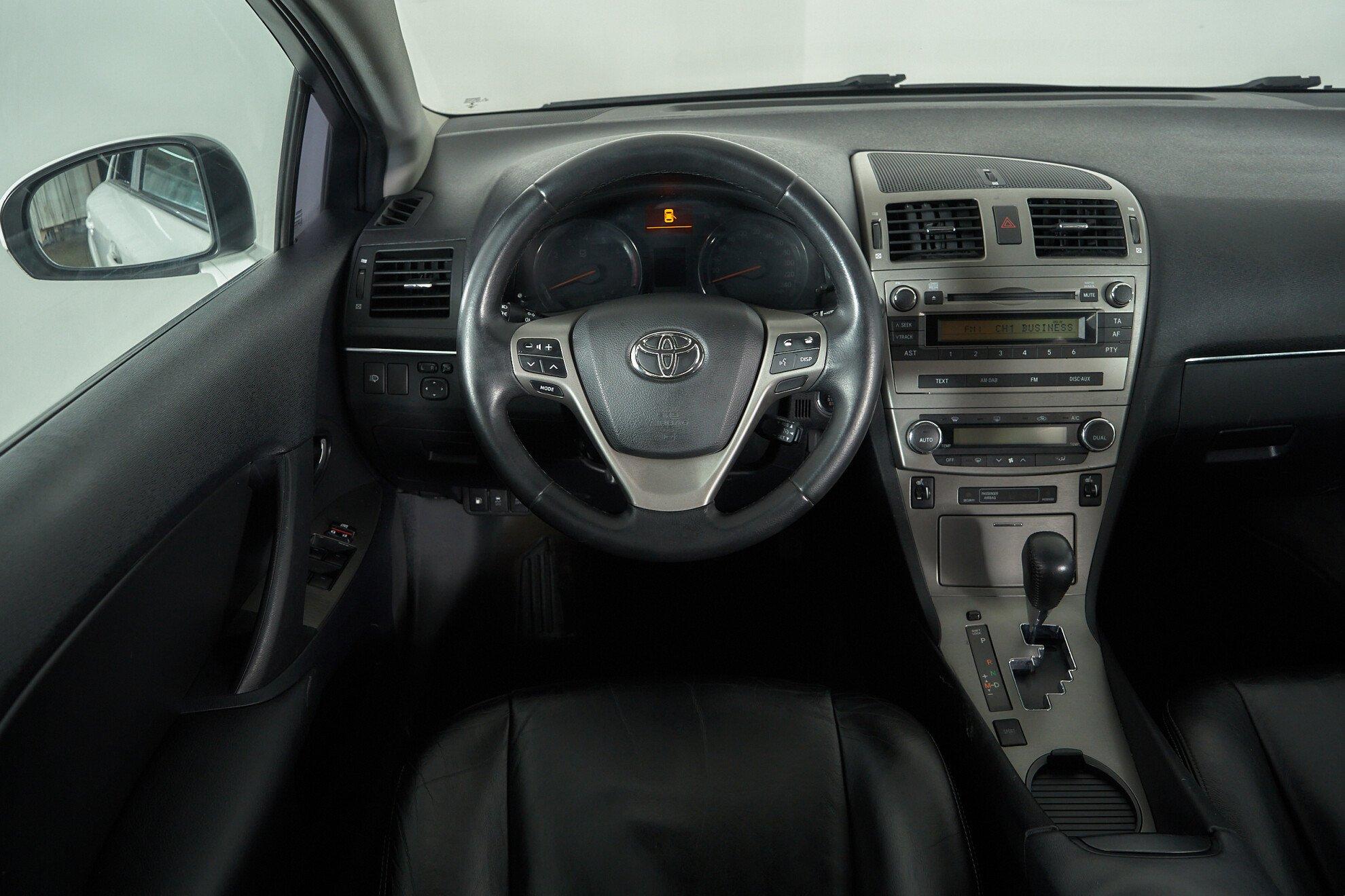 Toyota Avensis 2010, белый