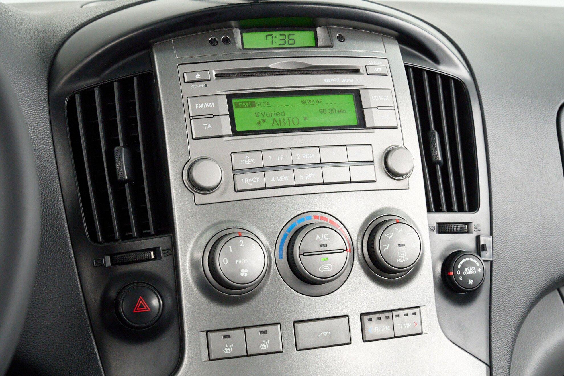 Hyundai Grand Starex 2010, серый