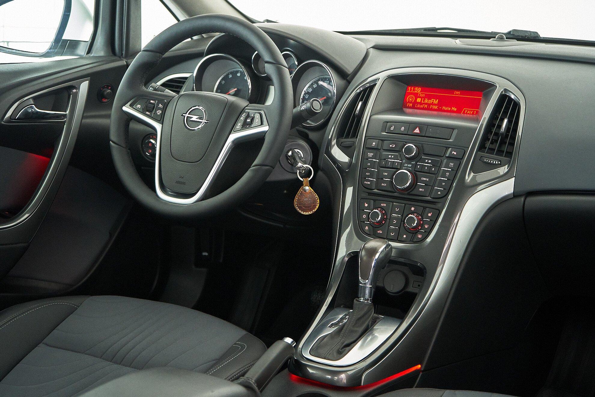 Opel Astra 2013, белый