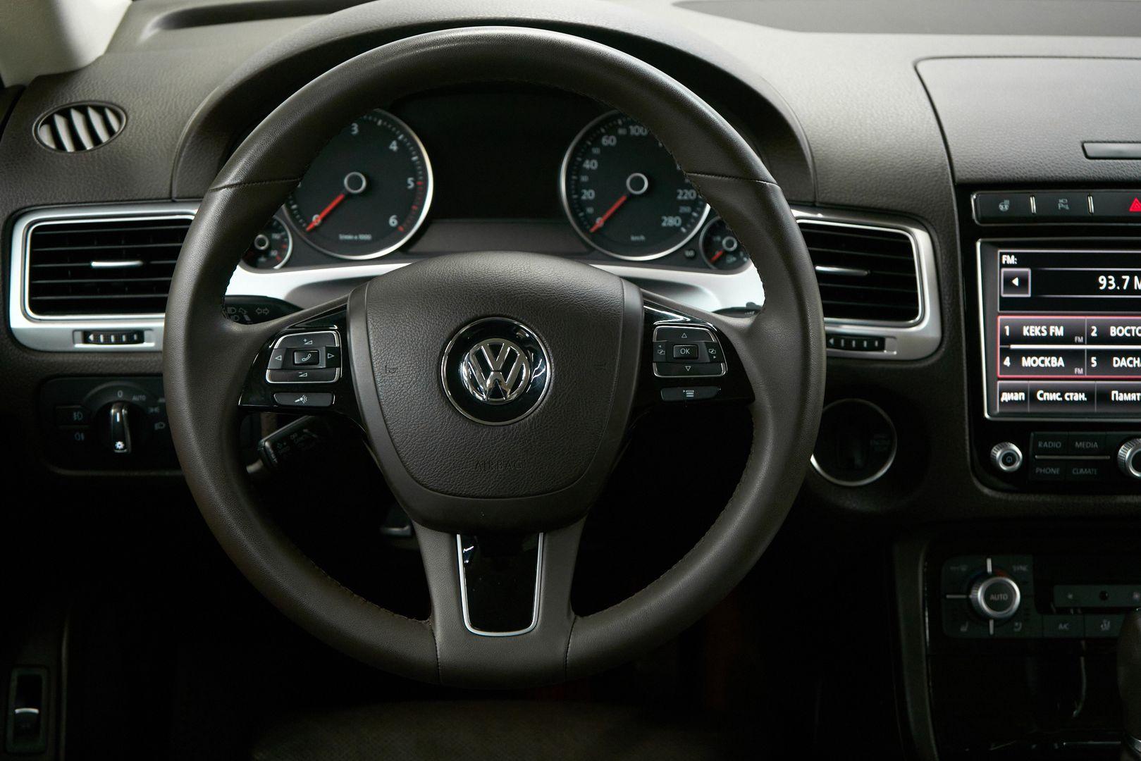 Volkswagen Touareg 2016, коричневый