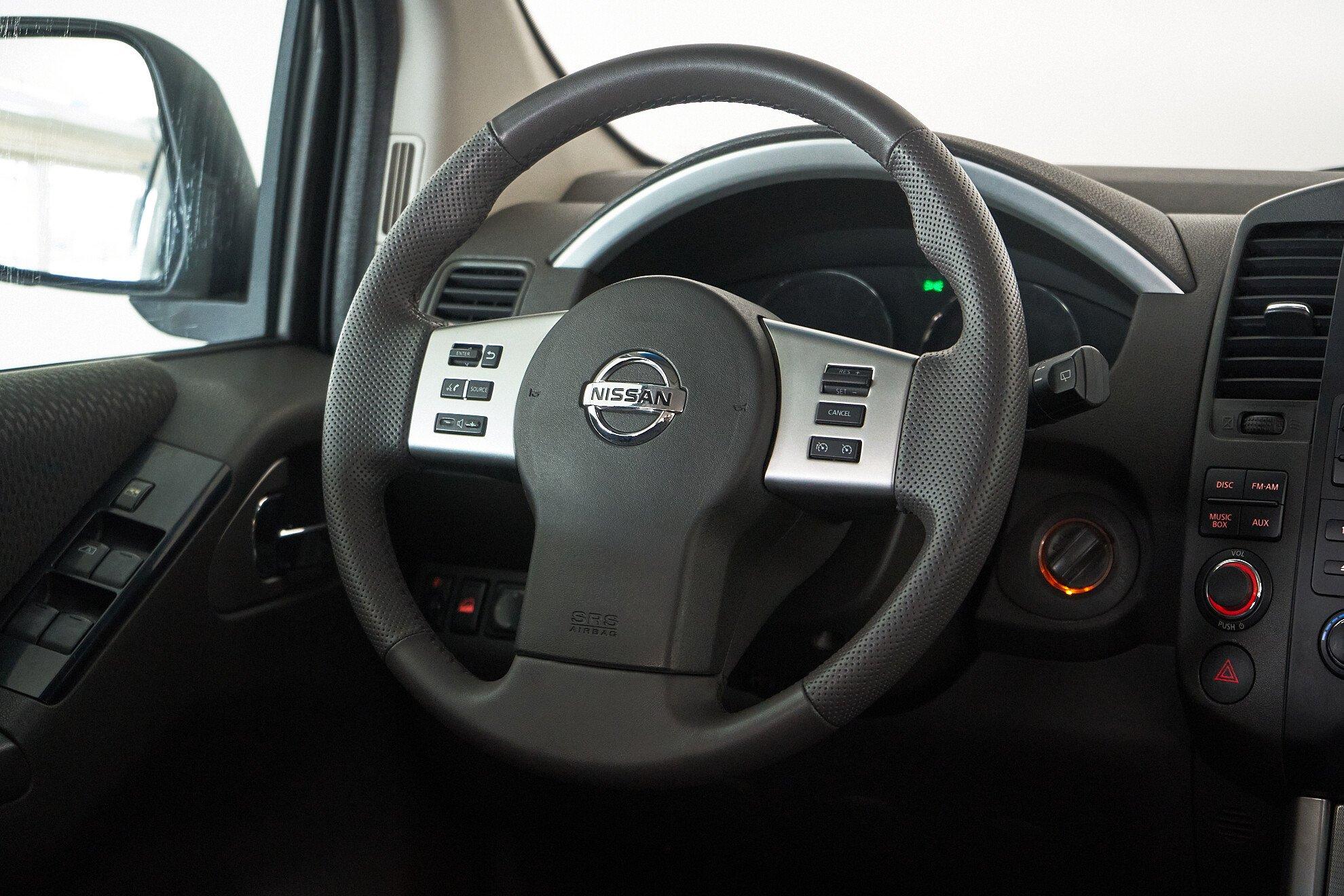 Nissan Pathfinder 2011, серебряный