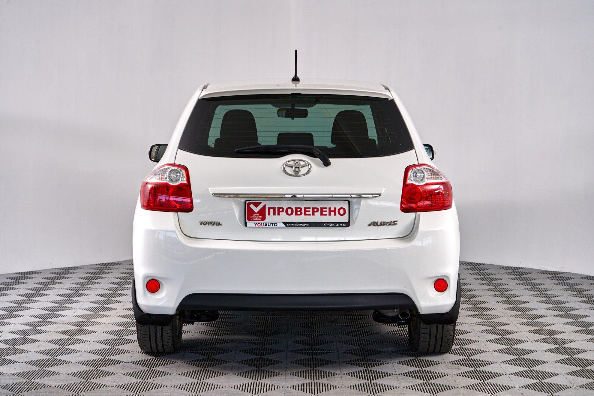 Toyota Auris 2011, белый