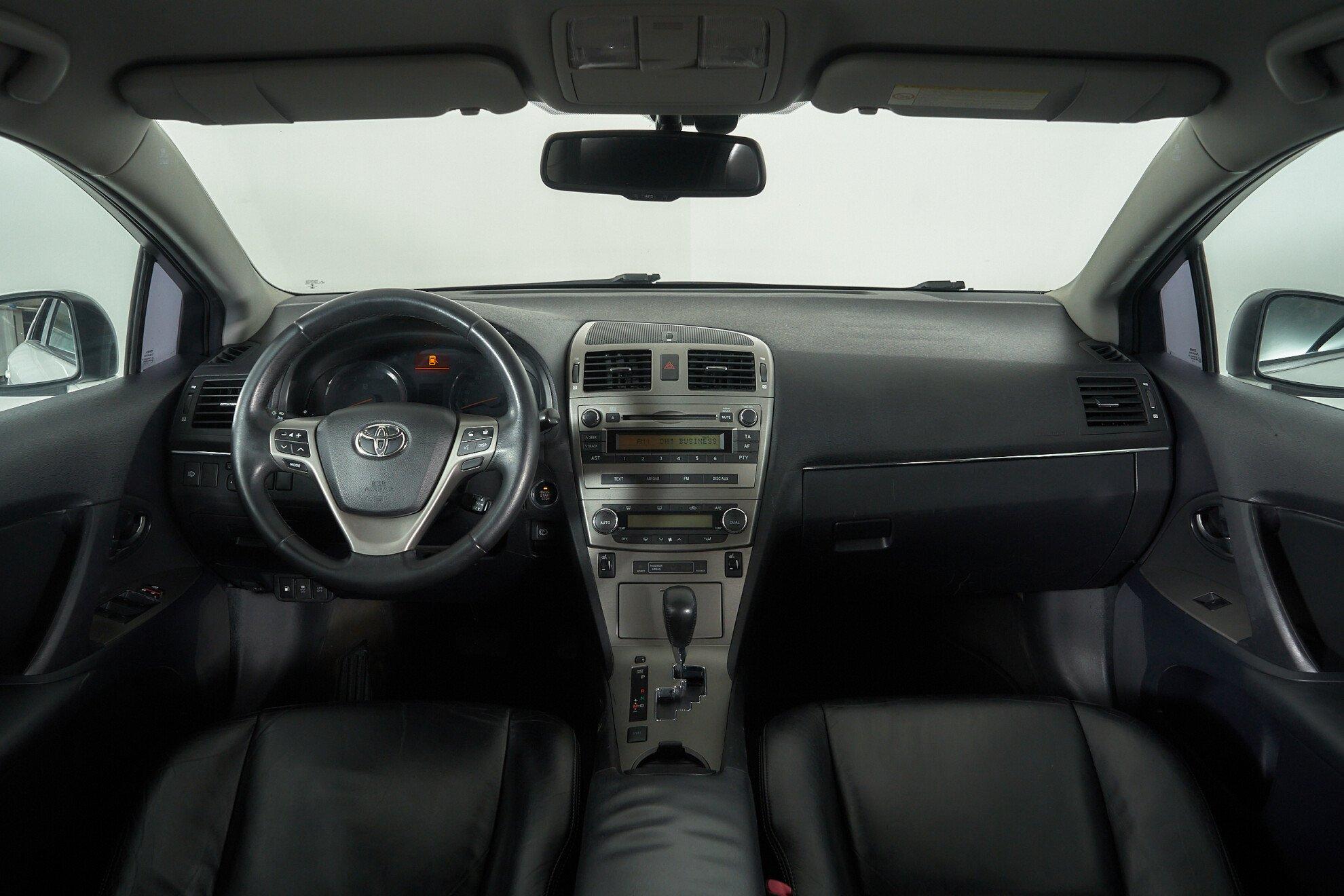 Toyota Avensis 2010, белый
