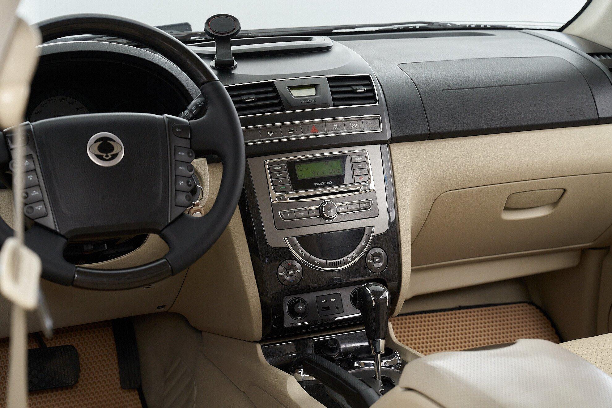 SsangYong Rexton 2012, белый