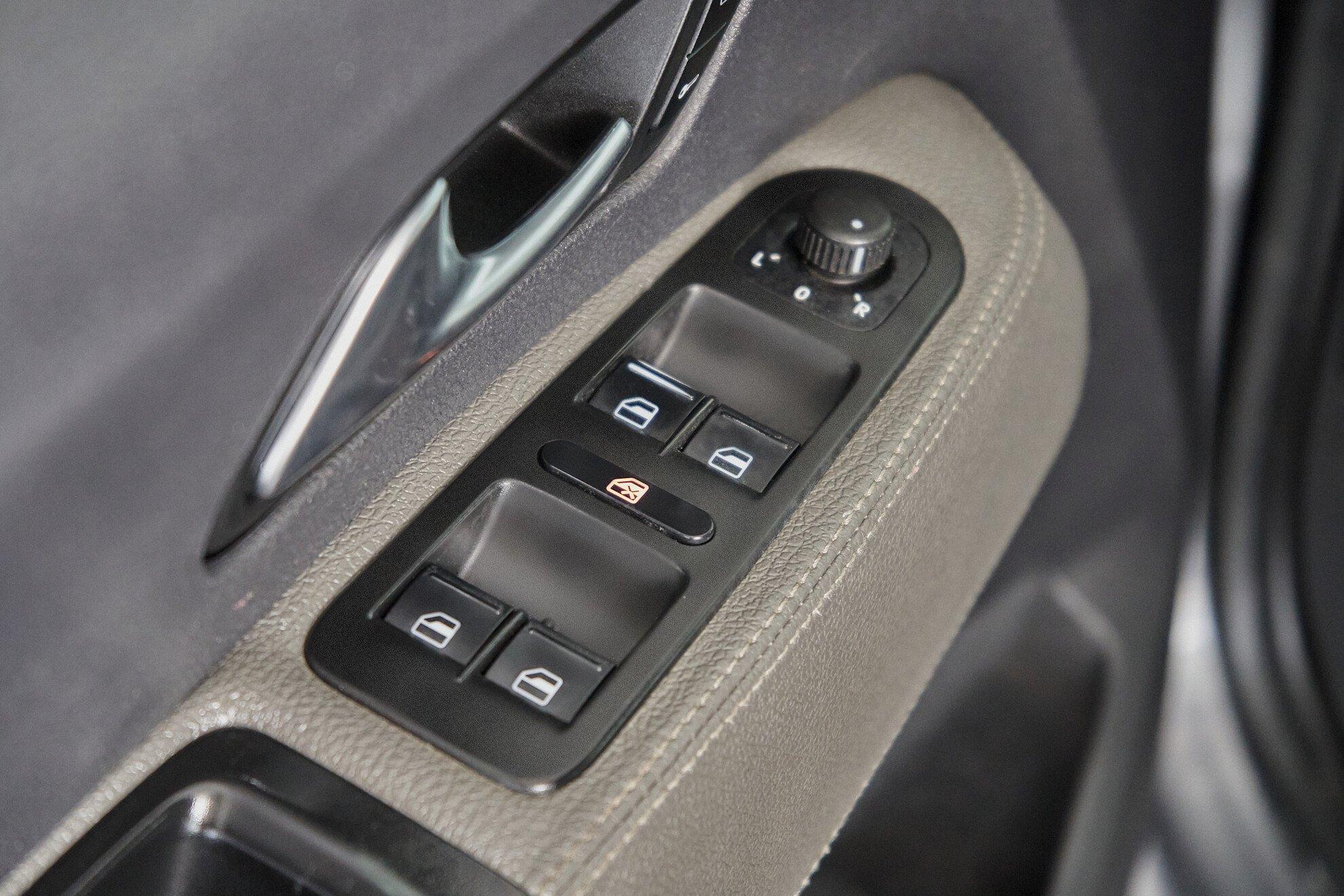 Volkswagen Amarok 2011, серый