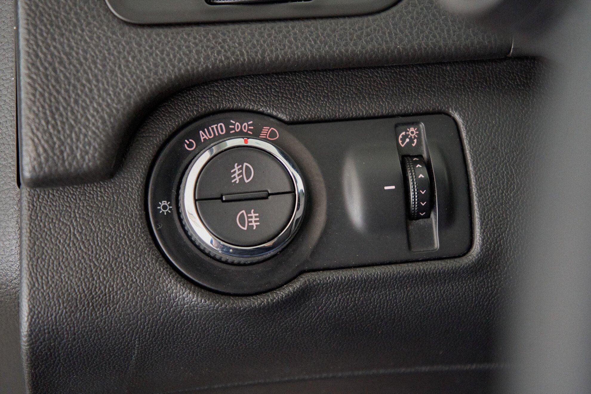 Opel Insignia 2010, черный
