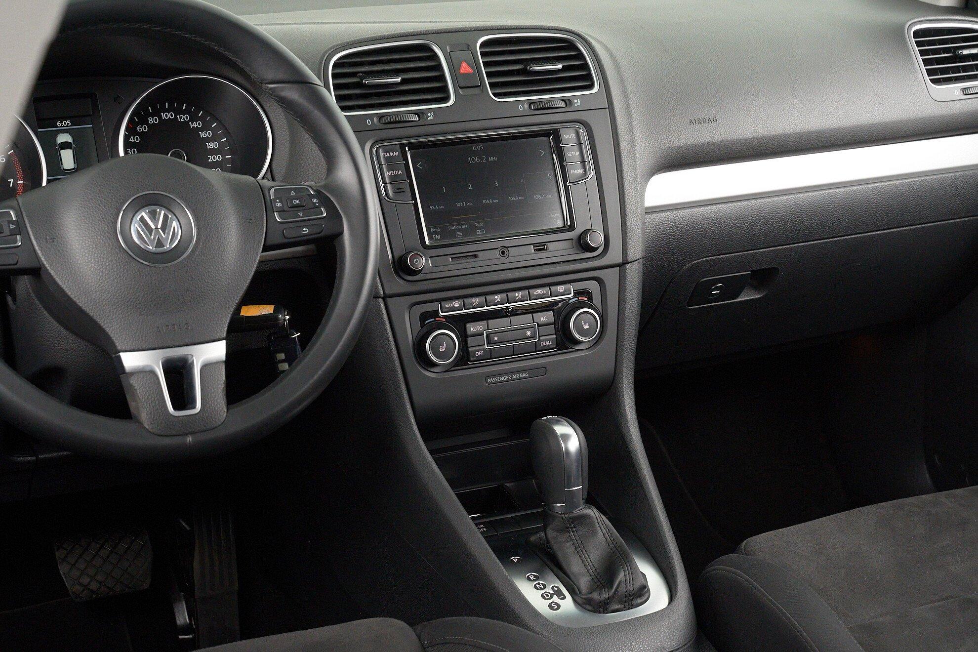 Volkswagen Golf 2012, белый