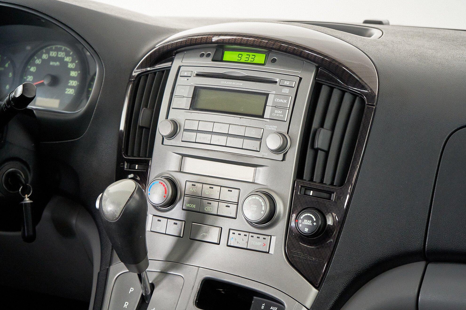 Hyundai Grand Starex 2012, серебряный