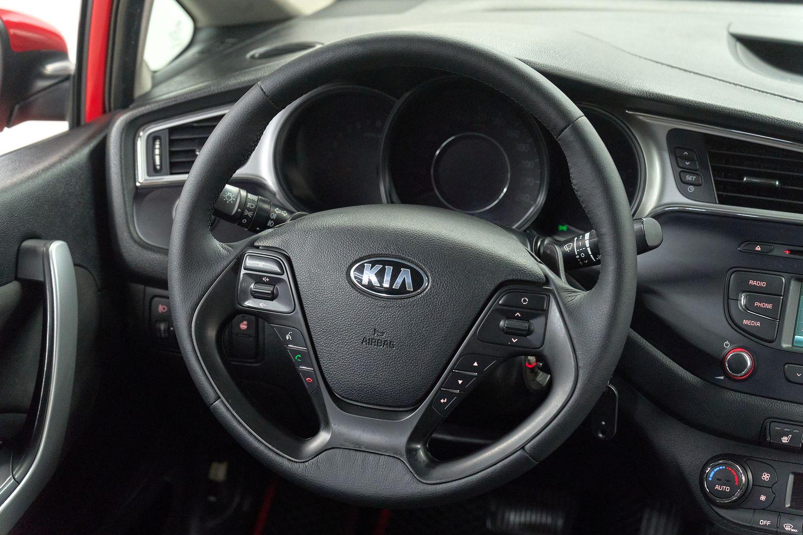 Kia Ceed 2018, красный