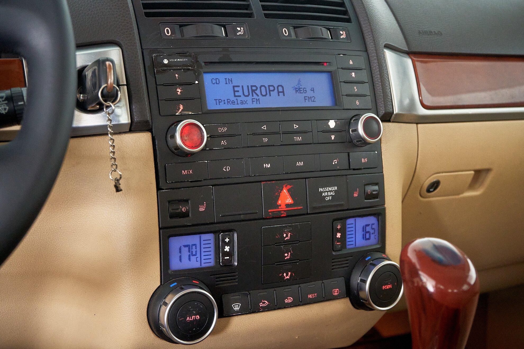 Volkswagen Touareg 2006, черный