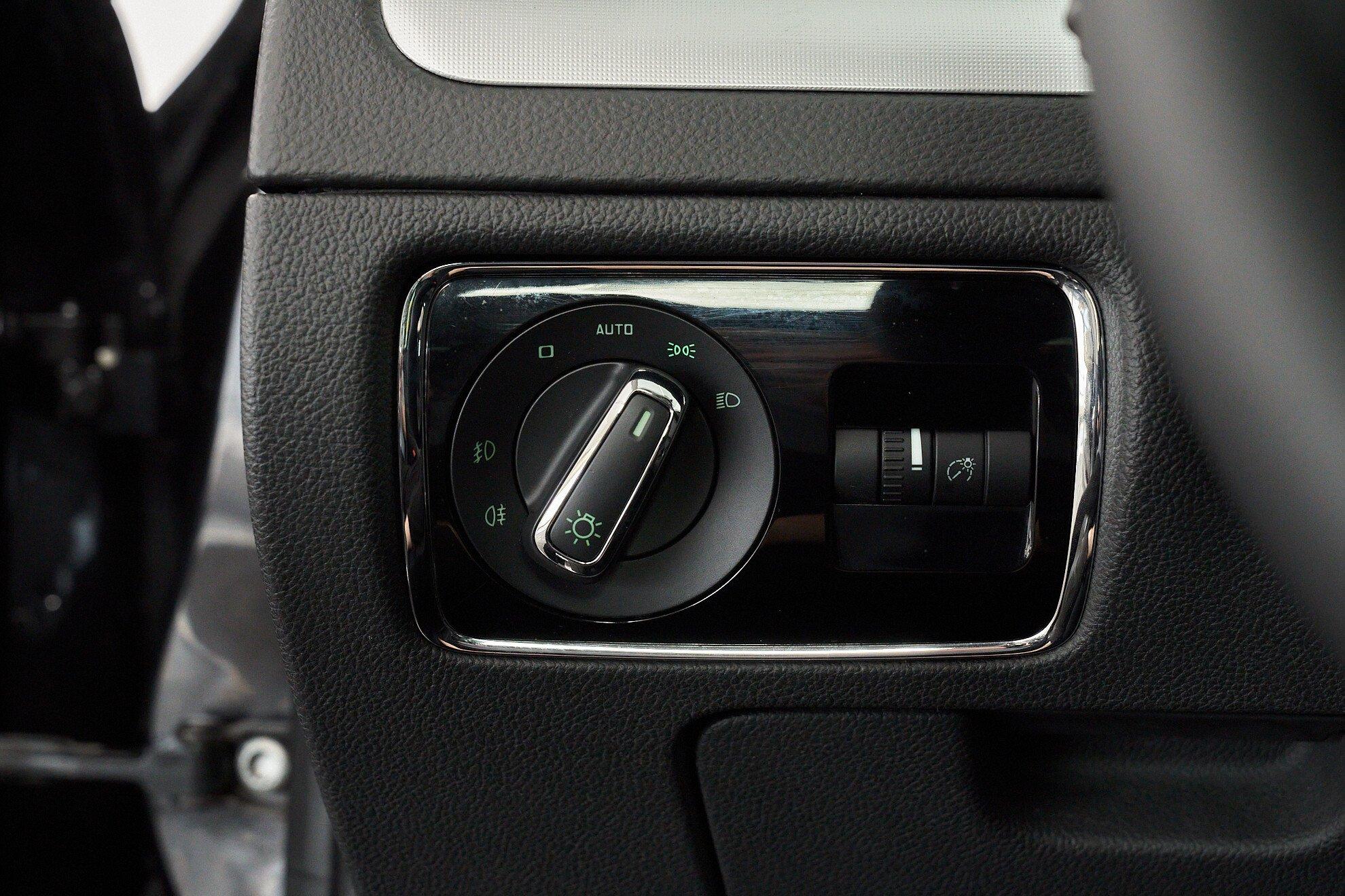 Skoda Superb 2011, черный