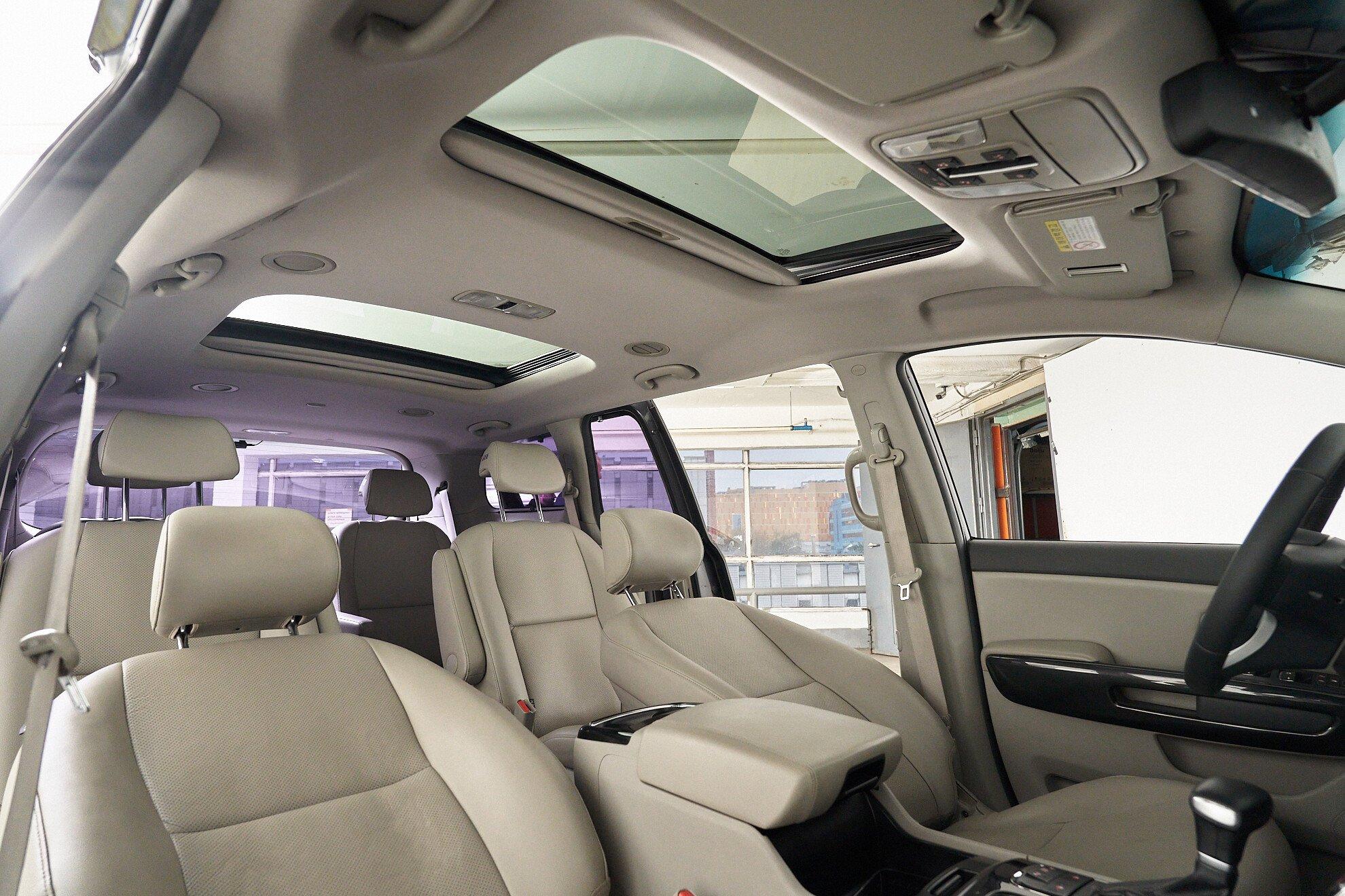Kia Carnival 2017, серый