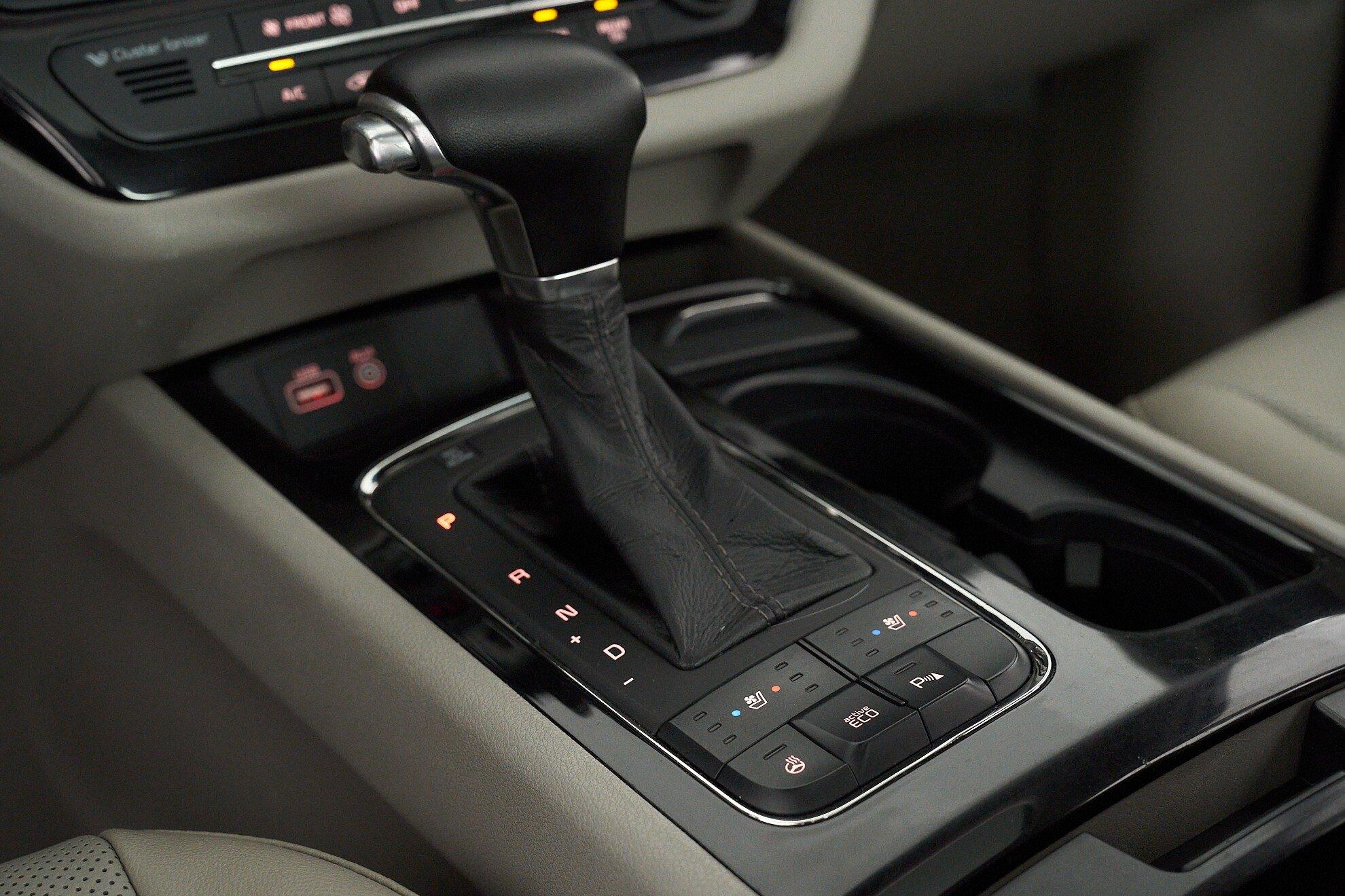 Kia Carnival 2016, белый