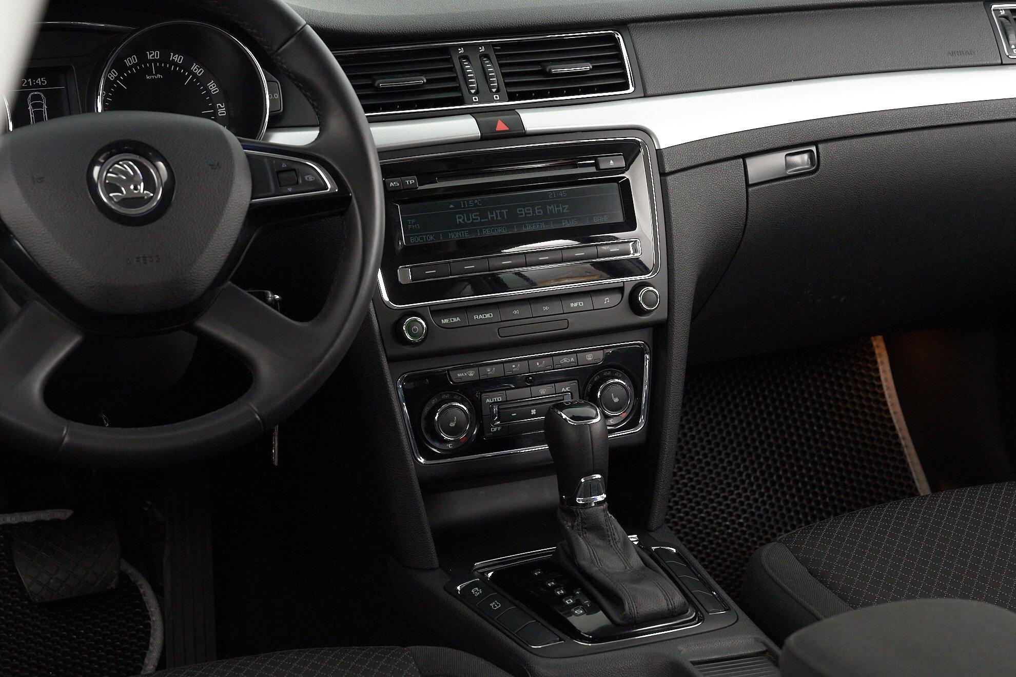 Skoda Superb 2014, белый