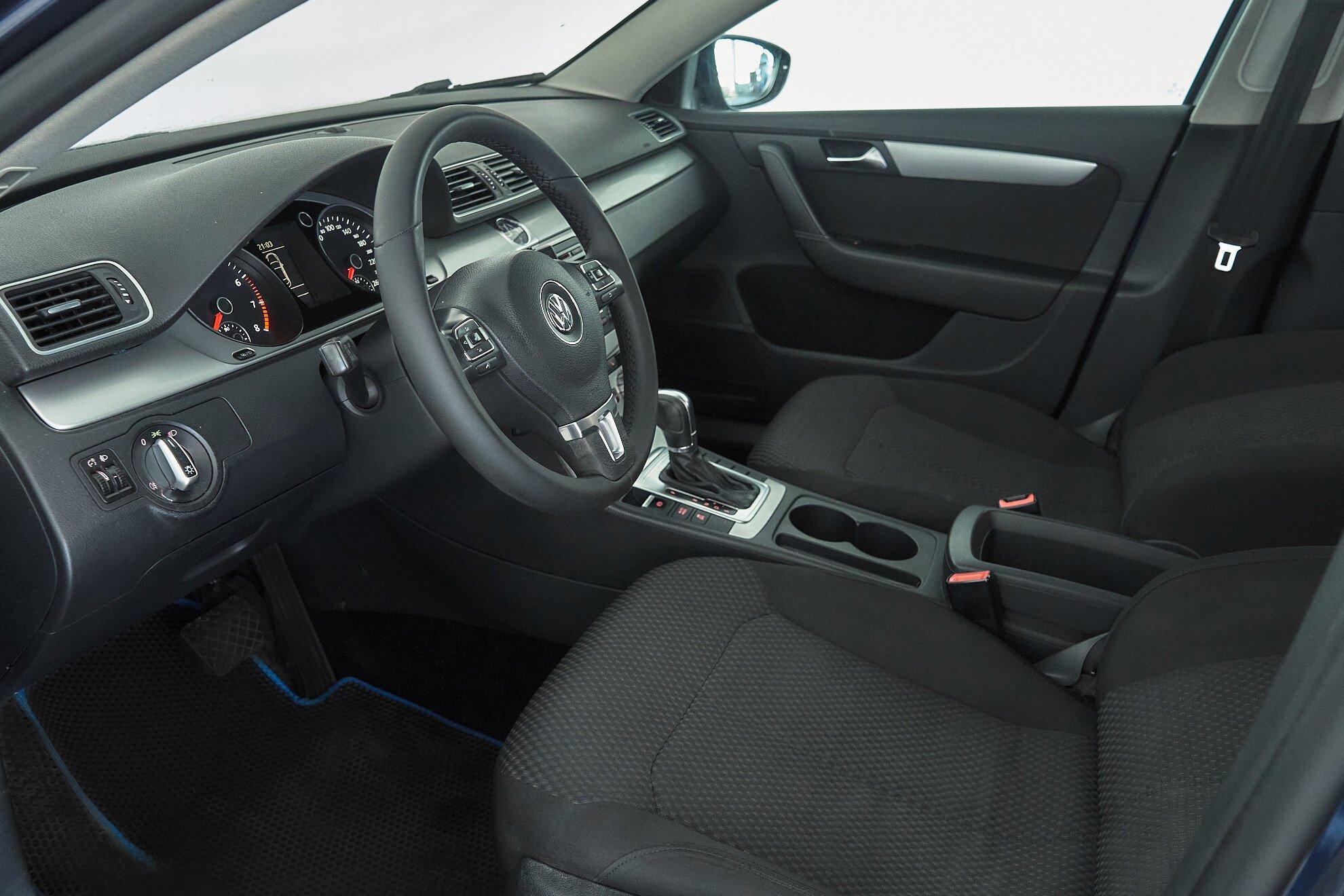 Volkswagen Passat 2012, синий