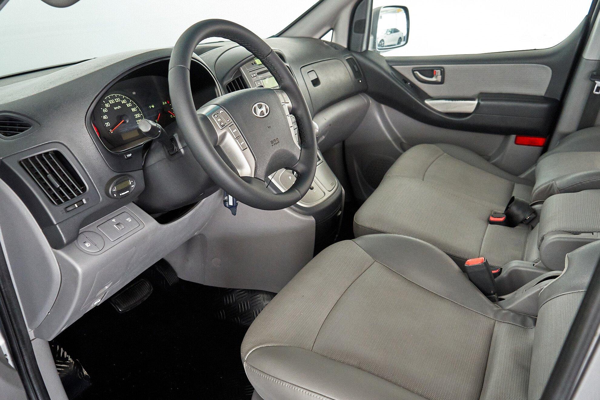 Hyundai Grand Starex 2012, серебряный