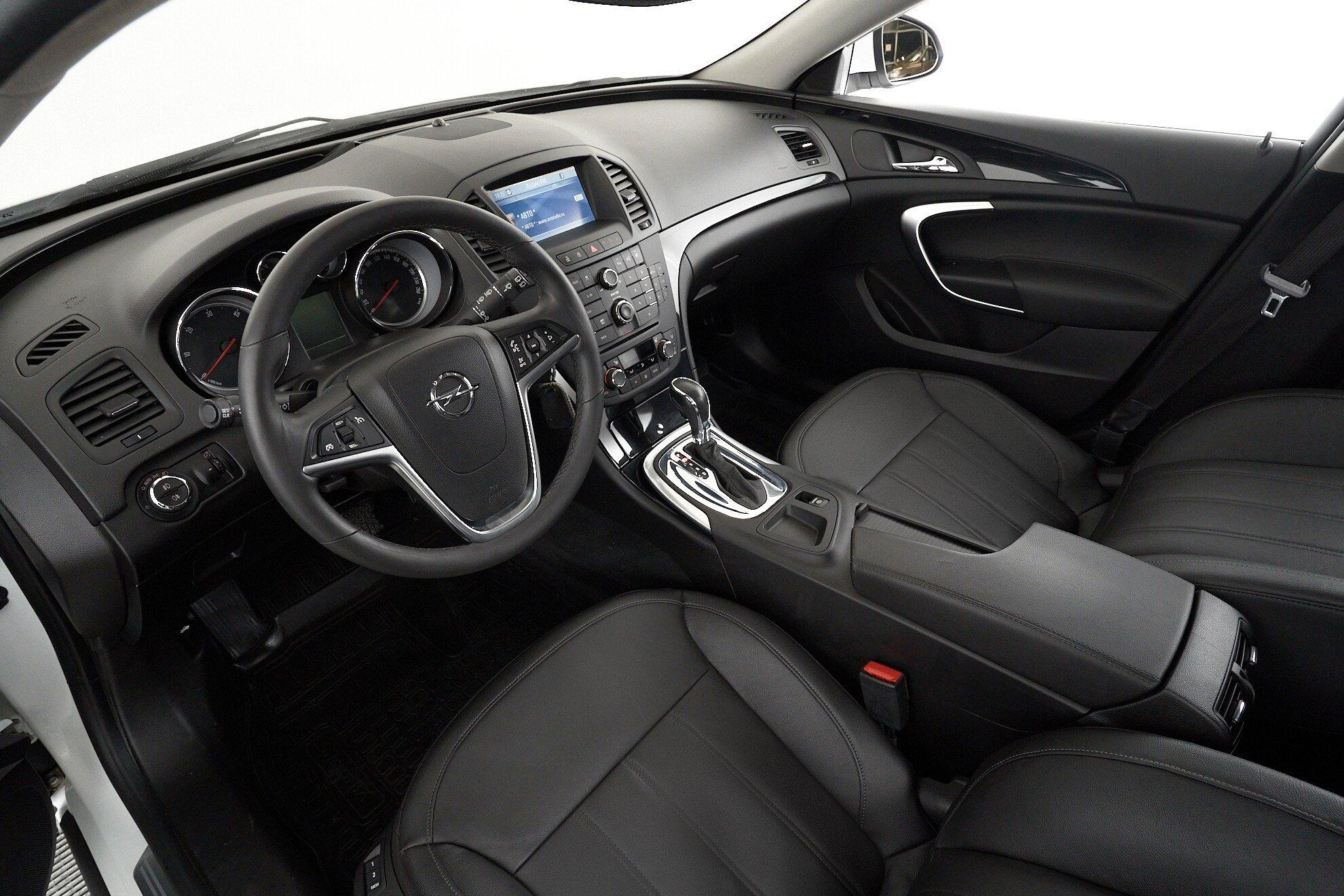 Opel Insignia 2013, белый