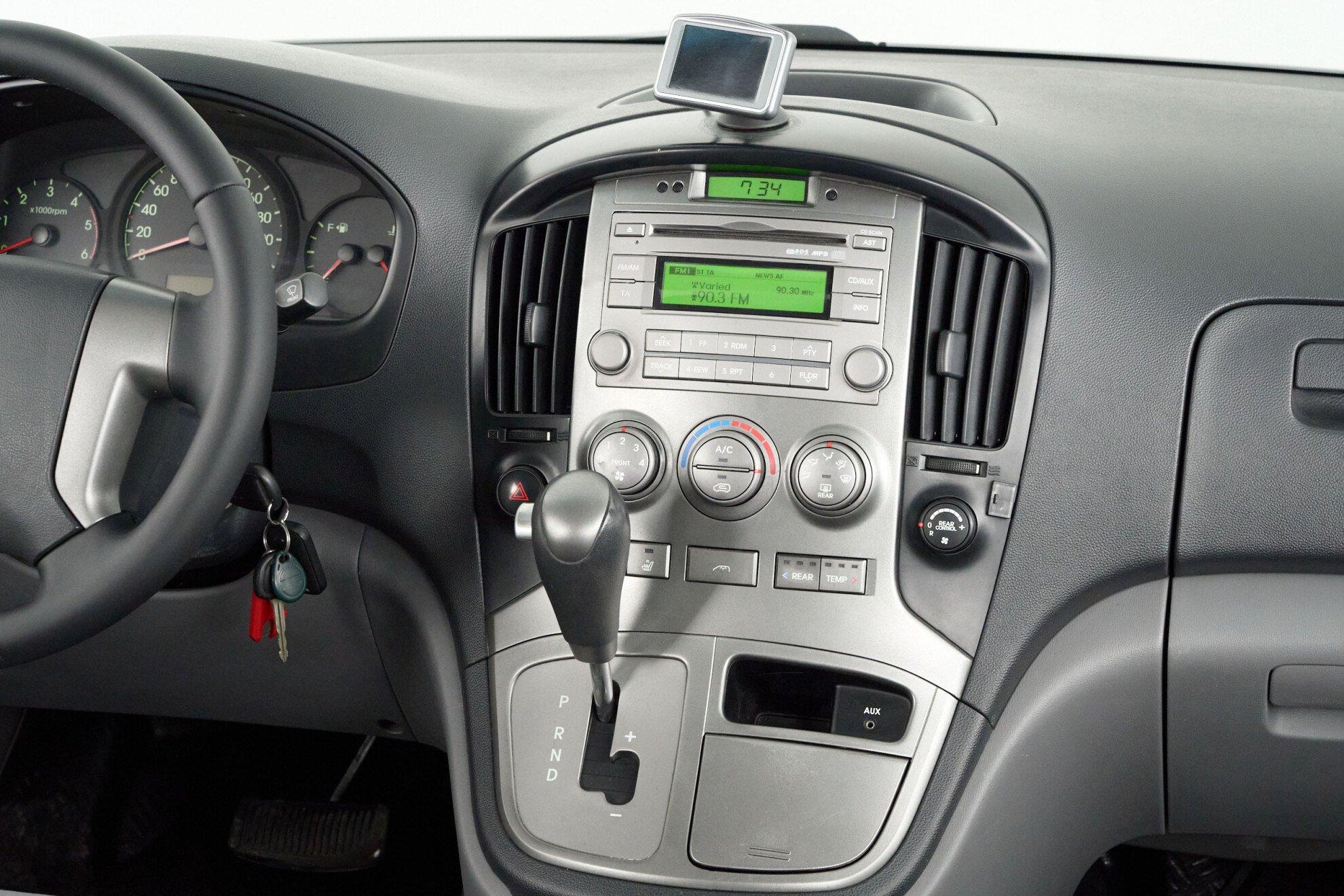 Hyundai Grand Starex 2010, серый