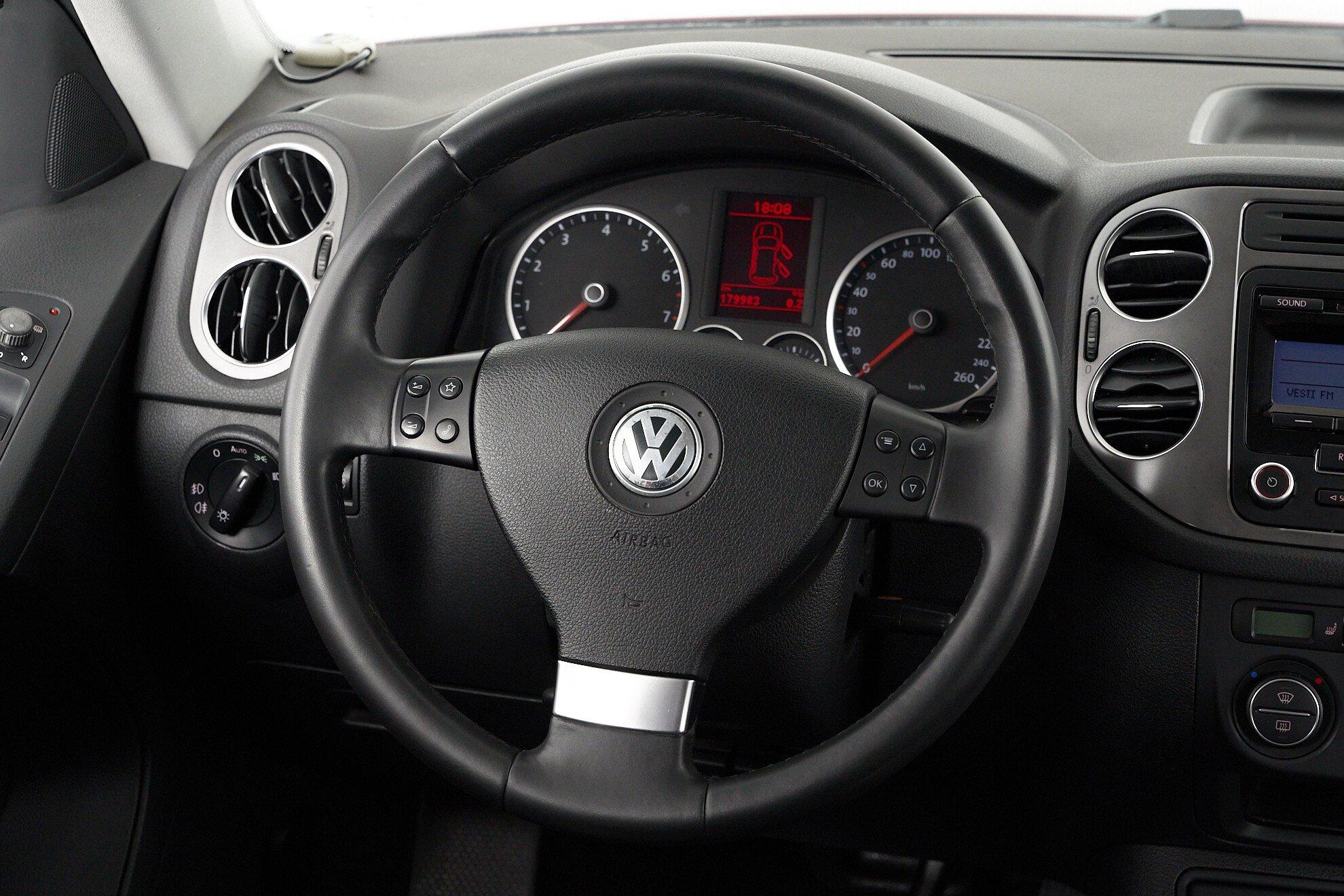 Volkswagen Tiguan 2010, красный
