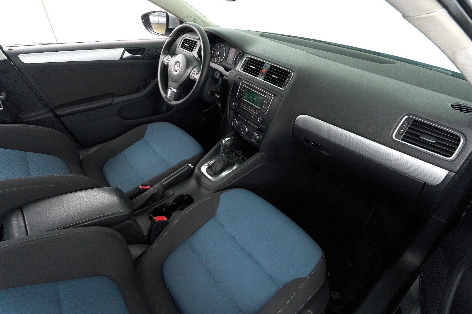 Volkswagen Jetta 2013, серебряный