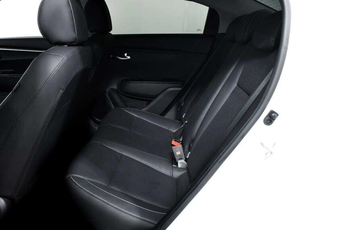 Kia Rio 2022, белый