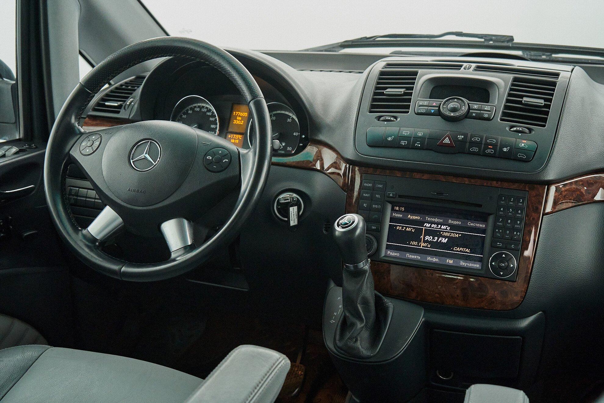 Mercedes-Benz Viano 2012, серый
