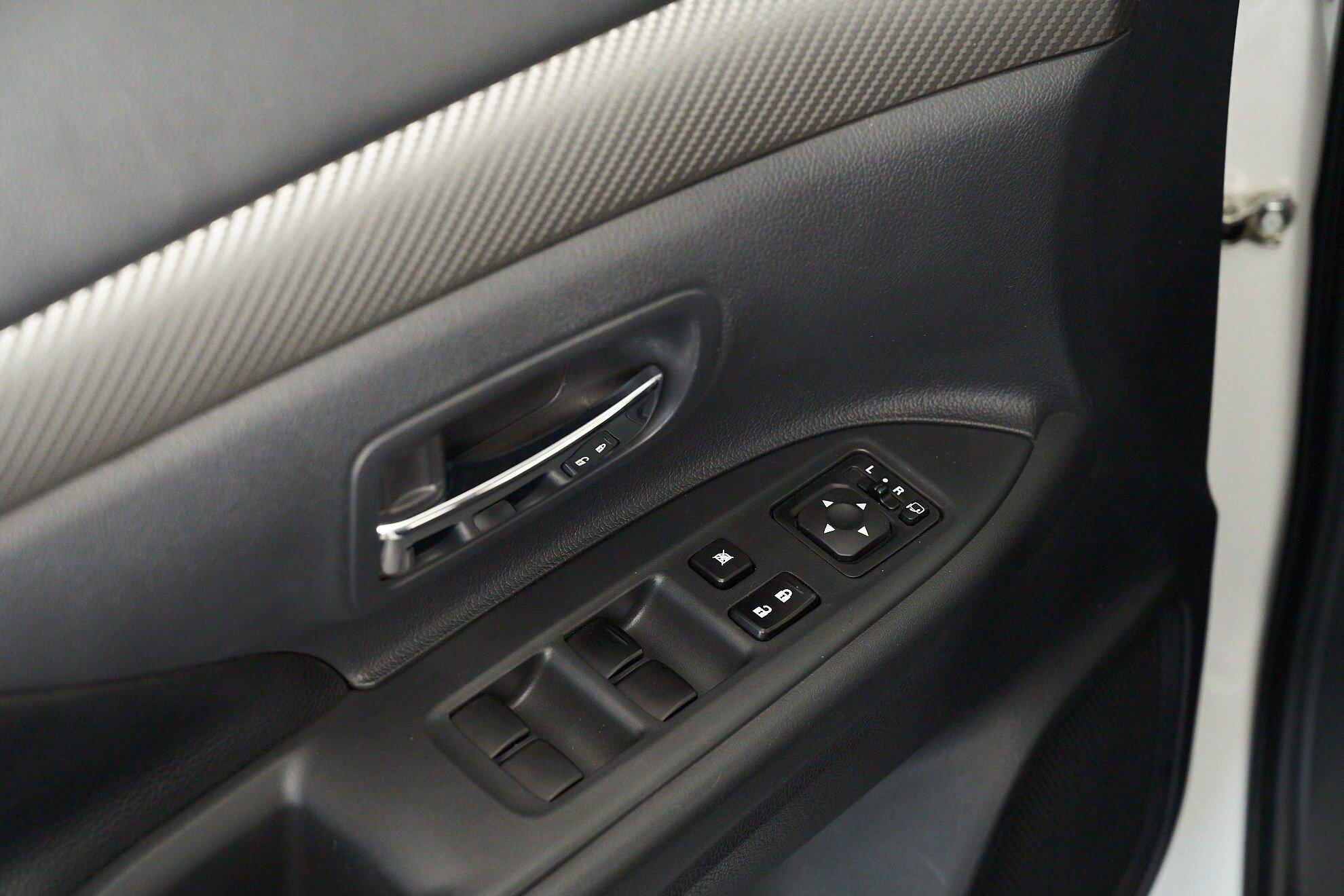 Mitsubishi Outlander 2013, белый