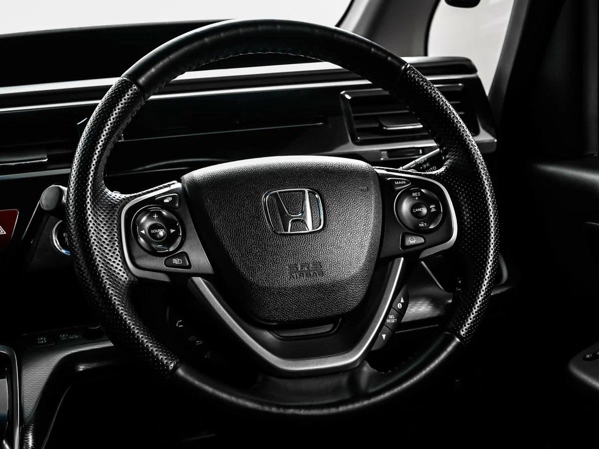 Honda Stepwgn 2022, белый