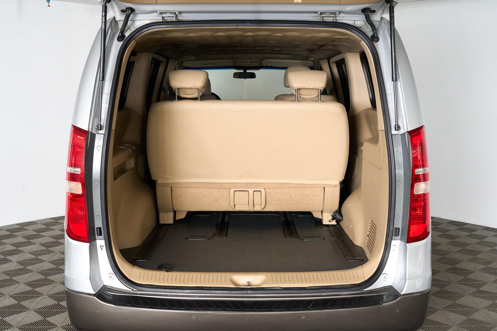 Hyundai Grand Starex 2012, серый