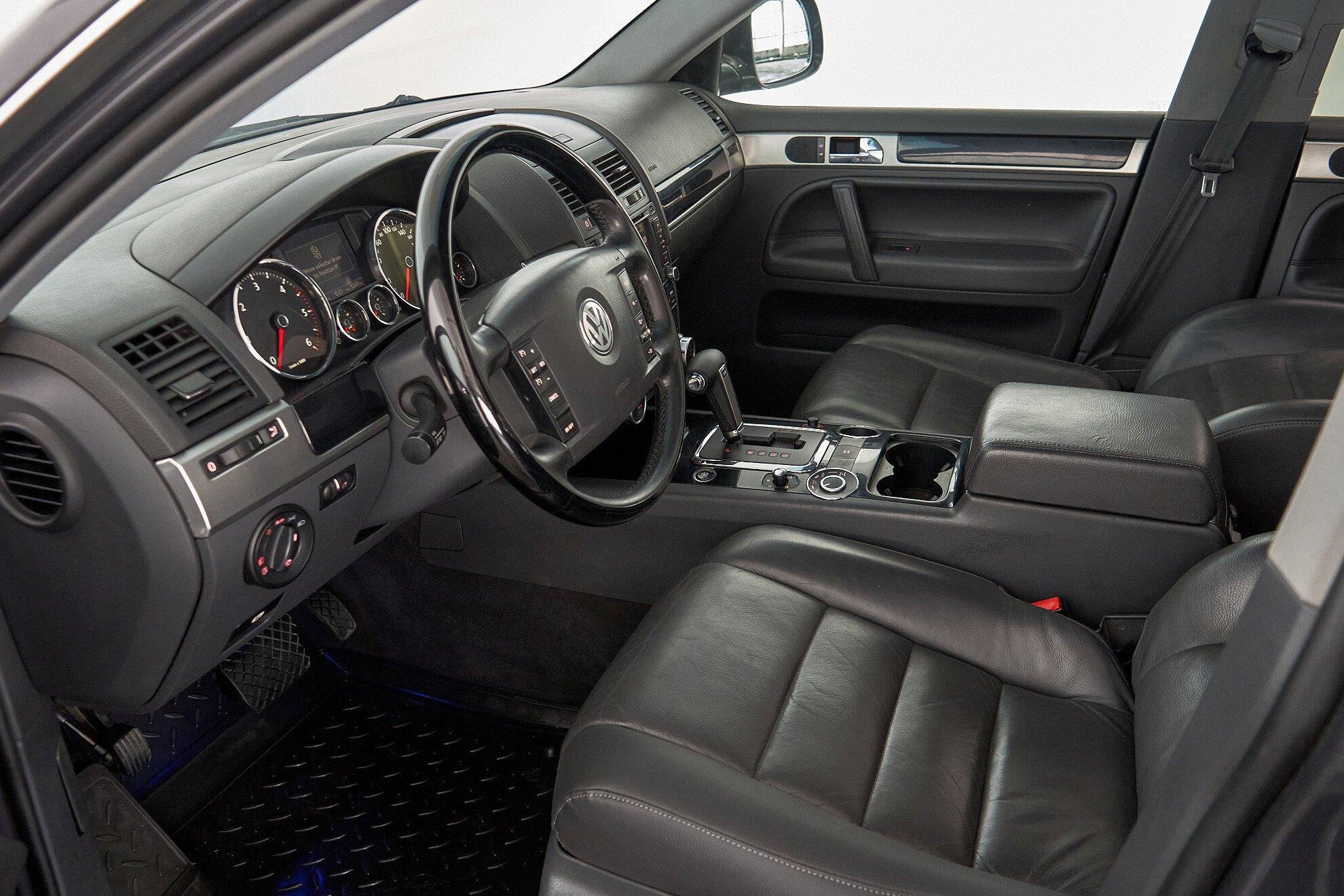 Volkswagen Touareg 2008, серый